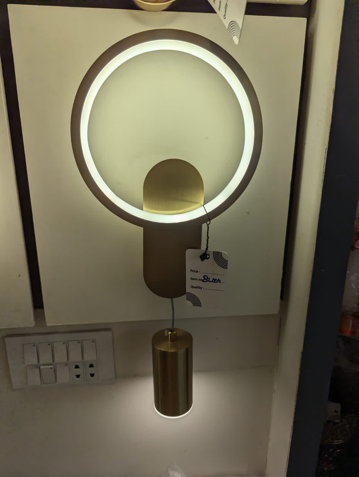Sleek Brass LED Wall Light